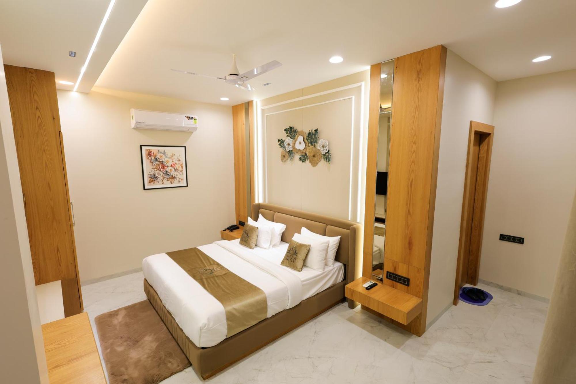 The Meera Hotel Ujjain Exterior photo